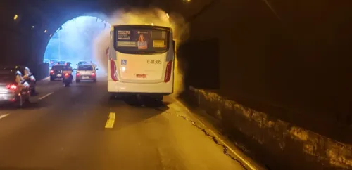 Imagem ilustrativa da imagem Incêndio em ônibus interdita via do Túnel Rebouças no Rio