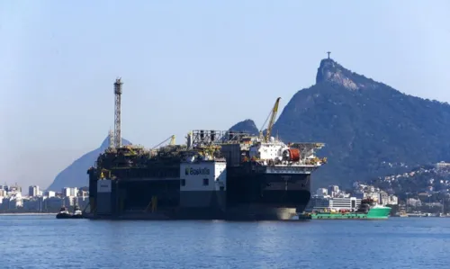 A Petrobras anunciou a chegada da plataforma de petróleo, P-67, ancorada na Baía de Guanabara, destinada ao Sistema de Produção do Campo de Lula, no pré-sal da Bacia de Santos.