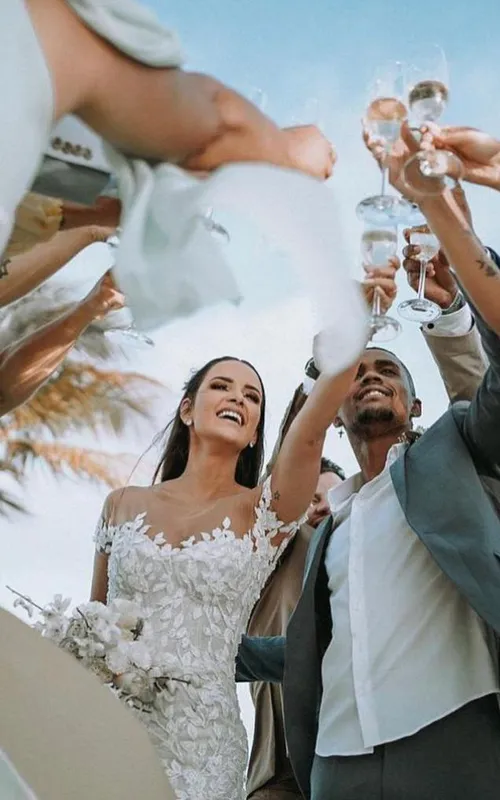 Imagem ilustrativa da imagem Jogador Douglas Costa e modelo Nathália Félix se casam em Punta Cana