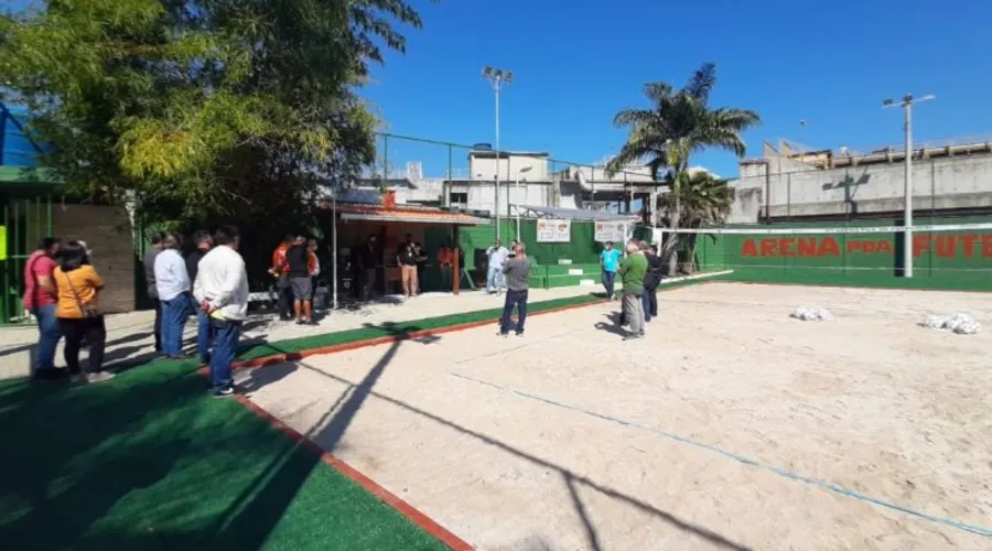 Imagem ilustrativa da imagem Arena de futevôlei realiza projeto social na Ponta D'Areia, em Niterói