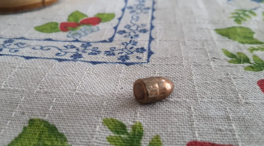 Imagem ilustrativa da imagem Morador acha bala perdida dentro de casa durante faxina em Niterói