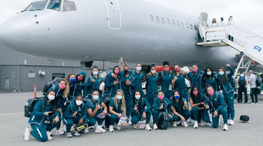 Imagem ilustrativa da imagem Em busca do ouro inédito, Seleção feminina de futebol embarca para Tóquio