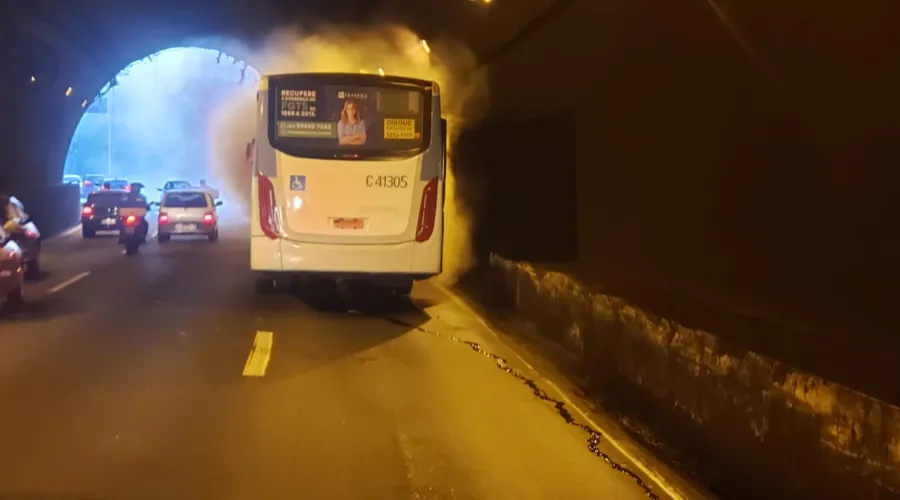 Imagem ilustrativa da imagem Incêndio em ônibus interdita via do Túnel Rebouças no Rio