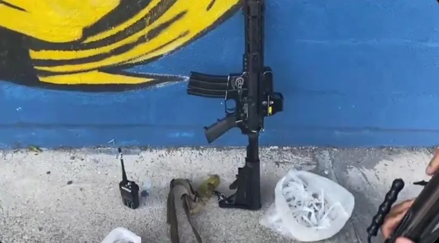 Imagem ilustrativa da imagem Bandido usa fuzil com mira holográfica para atacar PM na Zona Norte do Rio