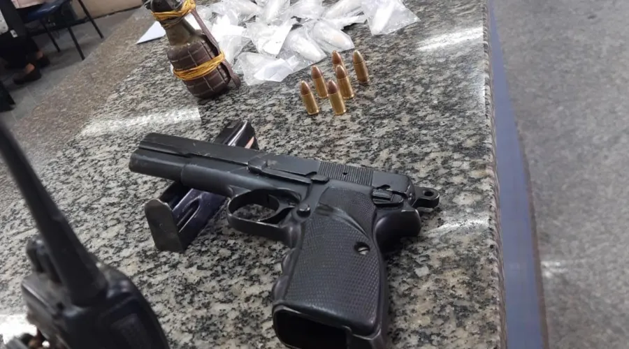 Imagem ilustrativa da imagem Preso com granada e pistola em Itaboraí