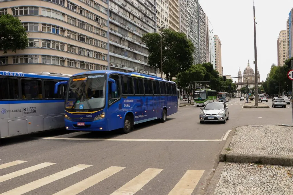 Imagem ilustrativa da imagem Bloqueios para impedir entrada de ônibus e vans fretados no Rio