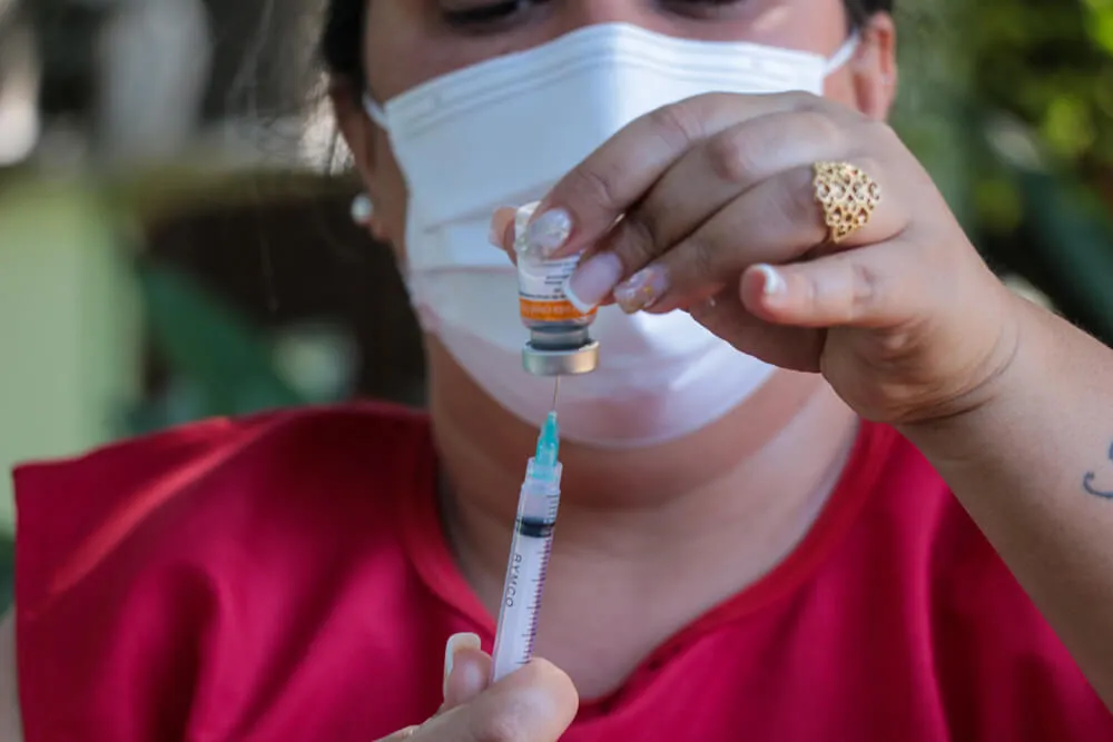 Imagem ilustrativa da imagem Por falta de vacinas, Rio adia aplicação da Coronavac