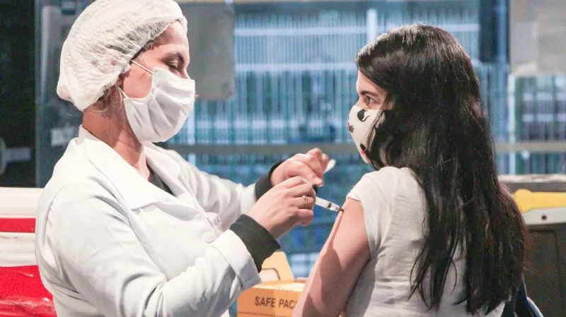 Imagem ilustrativa da imagem Covid-19: pessoas com mais de 18 anos vacinadas nesta semana em Niterói