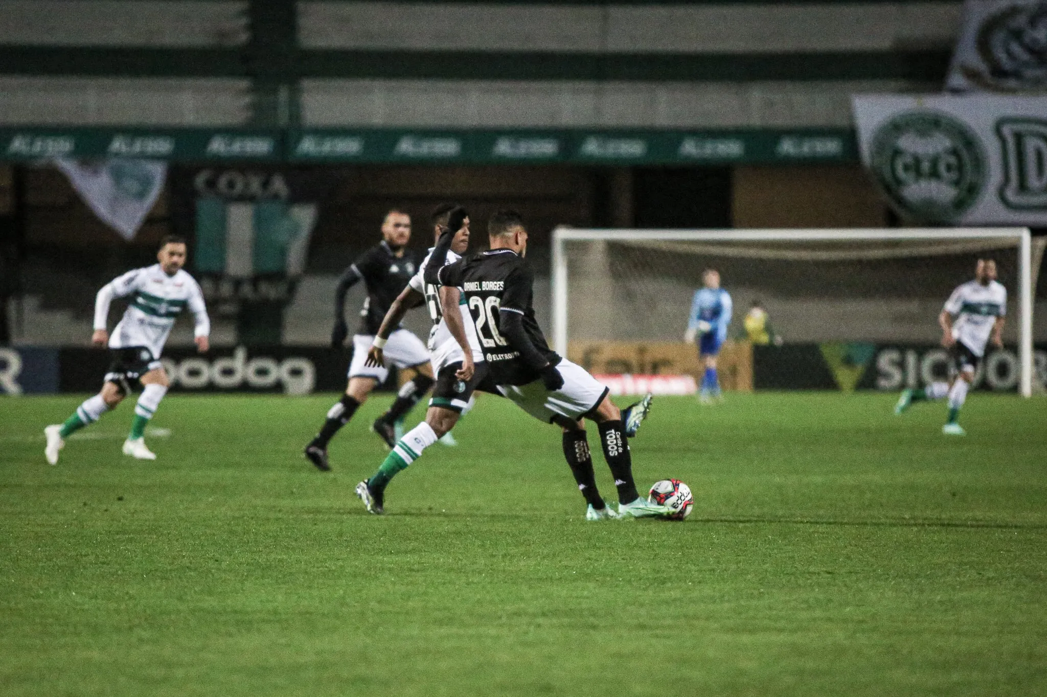 Imagem ilustrativa da imagem Brasileirão: Botafogo tem segunda vitória fora de casa ao derrotar o Coritiba