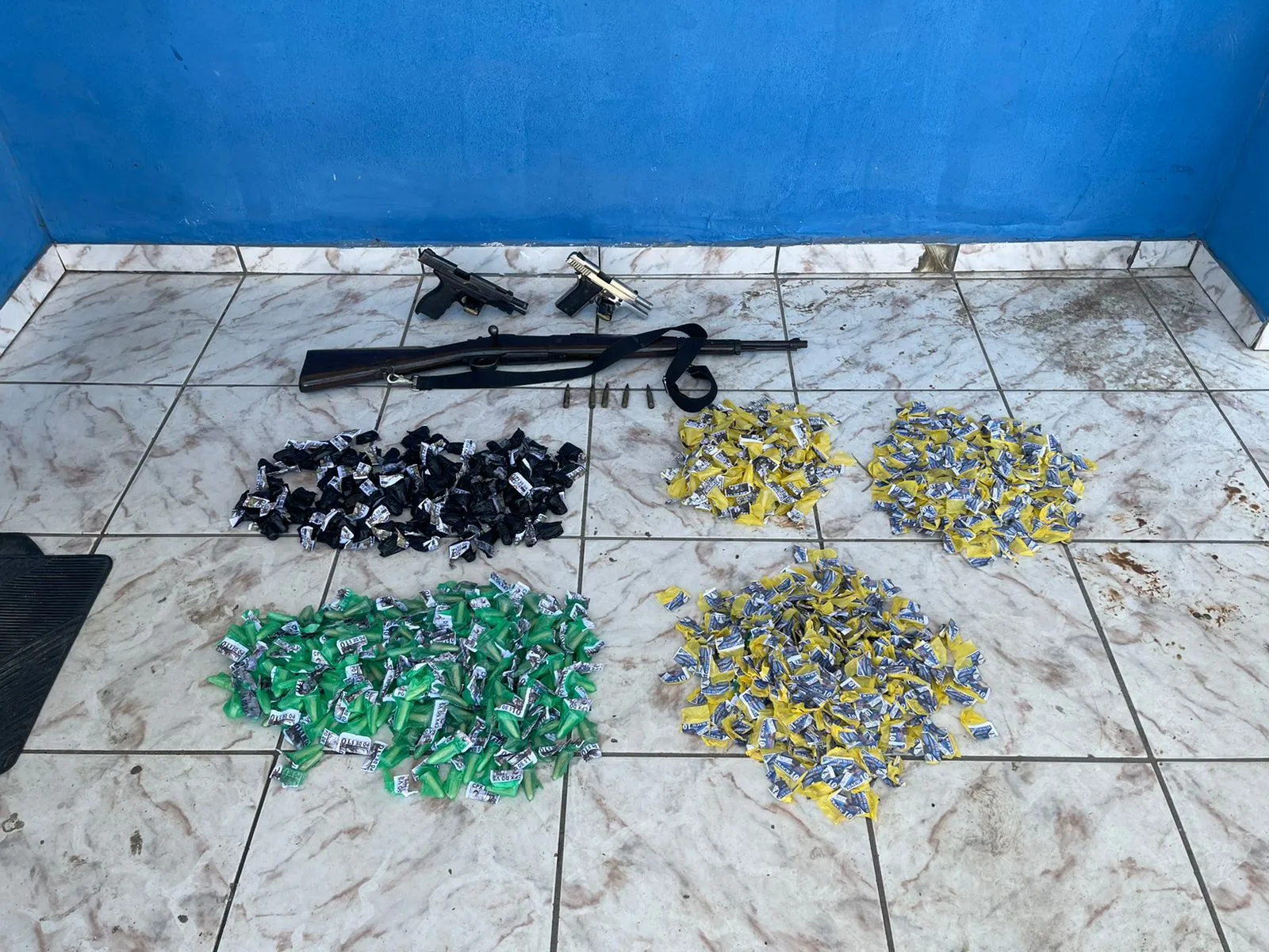 Imagem ilustrativa da imagem Tarde de tiros termina com presos e fuzil apreendido em Itaboraí