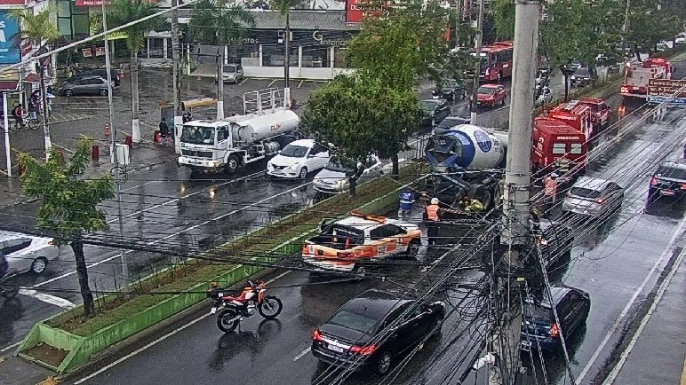 Imagem ilustrativa da imagem Ciclista é atropelado por Caminhão no Centro de Niterói