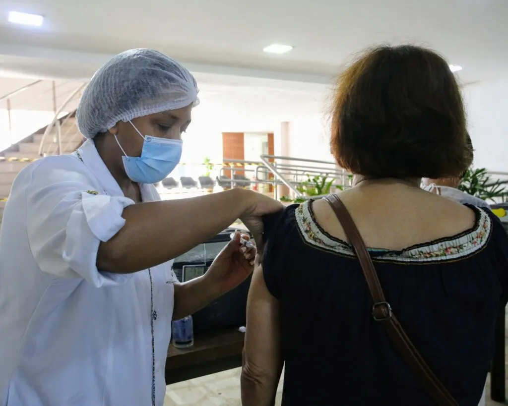 Imagem ilustrativa da imagem Vacinação contra Covid-19 liberada no feriado para idosos de 85 anos em Niterói