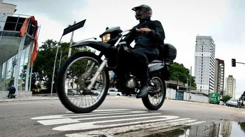 Imagem ilustrativa da imagem Transporte de moto por aplicativo começa a circular com passageiro em SG