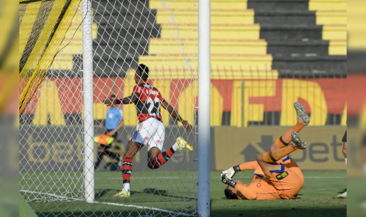Imagem ilustrativa da imagem Flamengo vence o Sport e se aproxima do G4 do Brasileiro