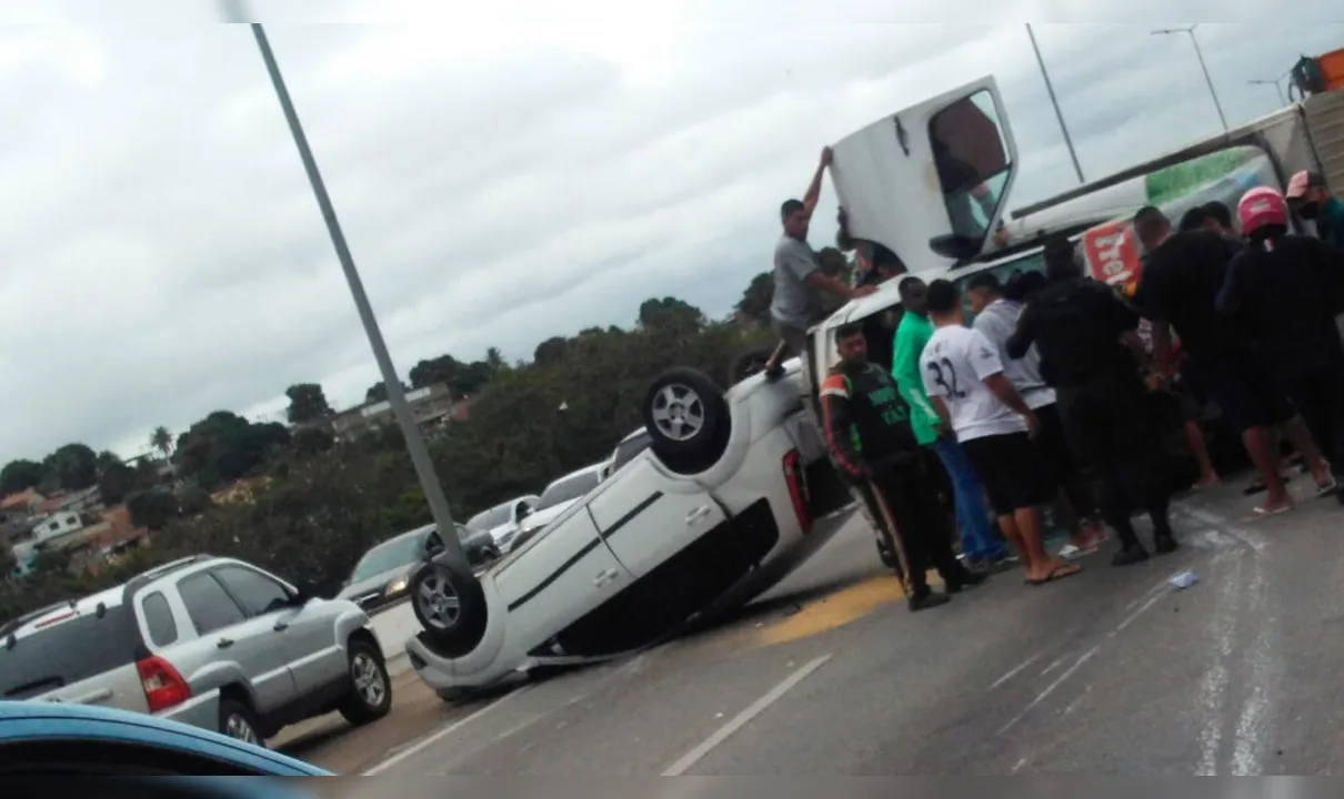 Imagem ilustrativa da imagem Carro e caminhão colidem e tombam na BR-101, em São Gonçalo
