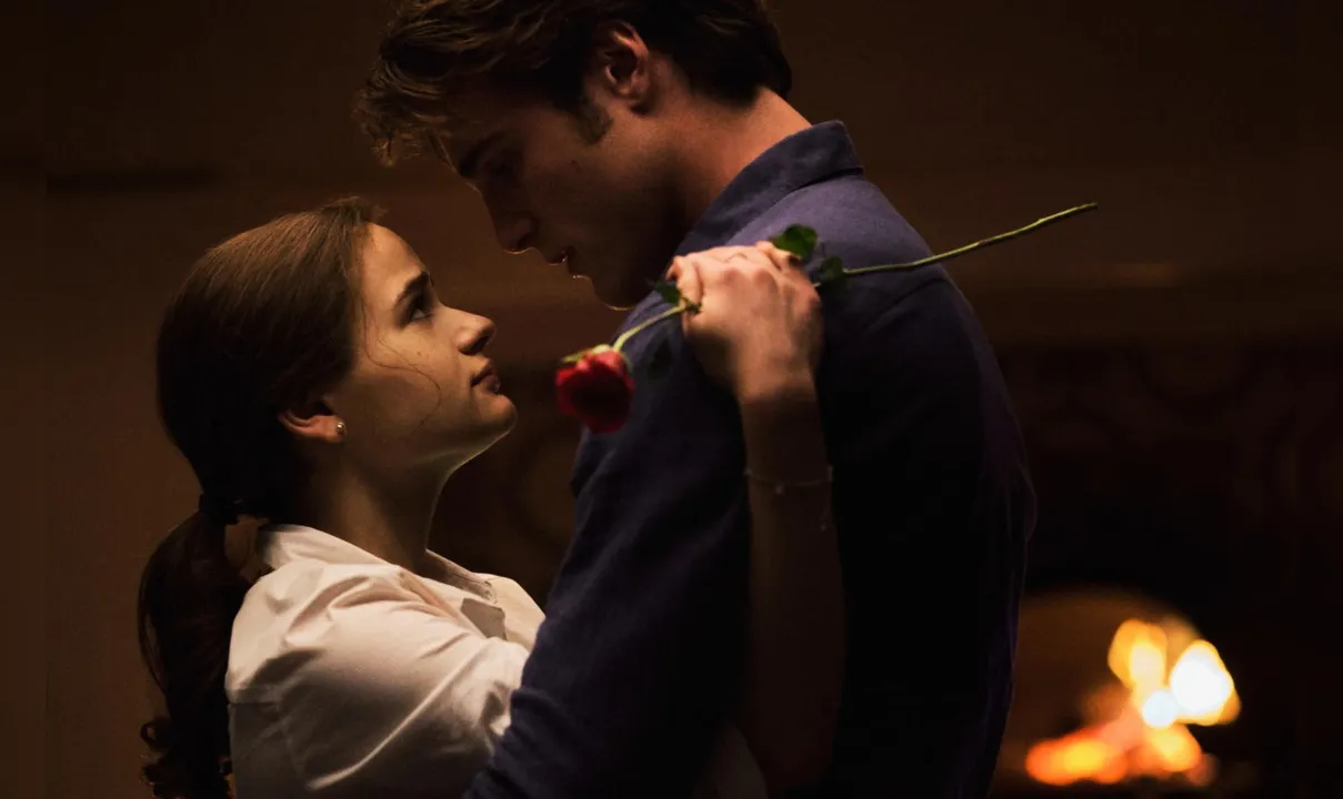 THE KISSING BOOTH 3 (2021) Joey King as Elle and Jacob Elordi as Noah.  Cr: Marcos Cruz/NETFLIX