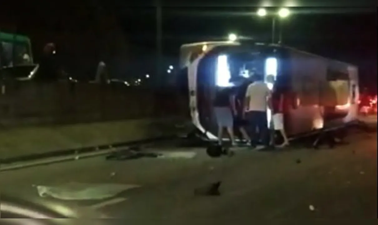 Imagem ilustrativa da imagem Ônibus tomba e deixa feridos na Avenida do Contorno, em Niterói