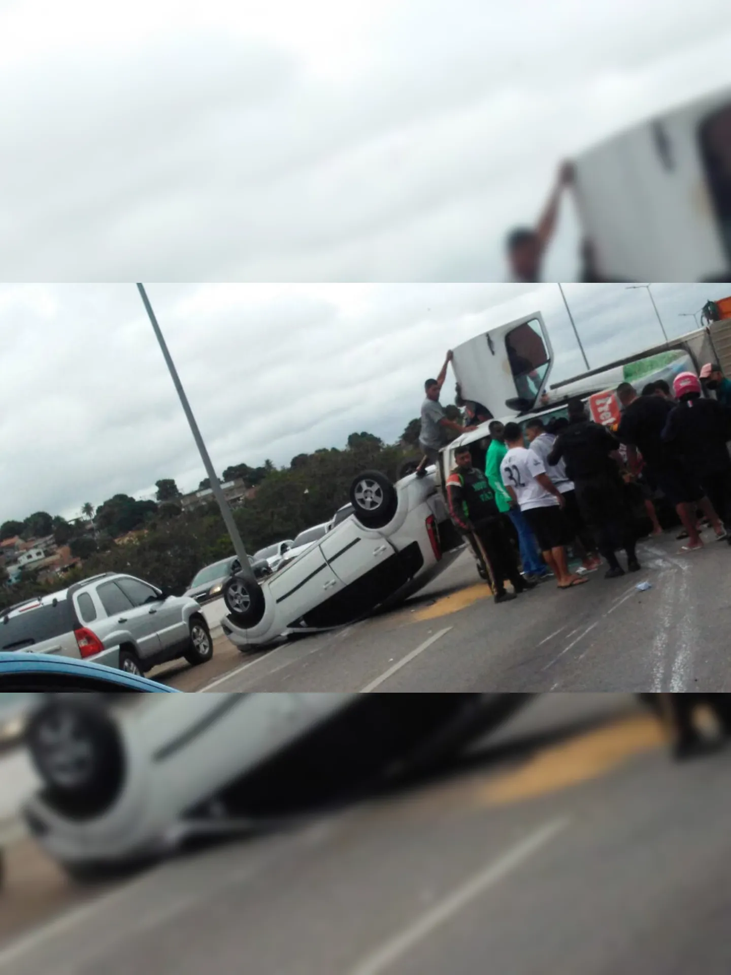 Imagem ilustrativa da imagem Carro e caminhão colidem e tombam na BR-101, em São Gonçalo