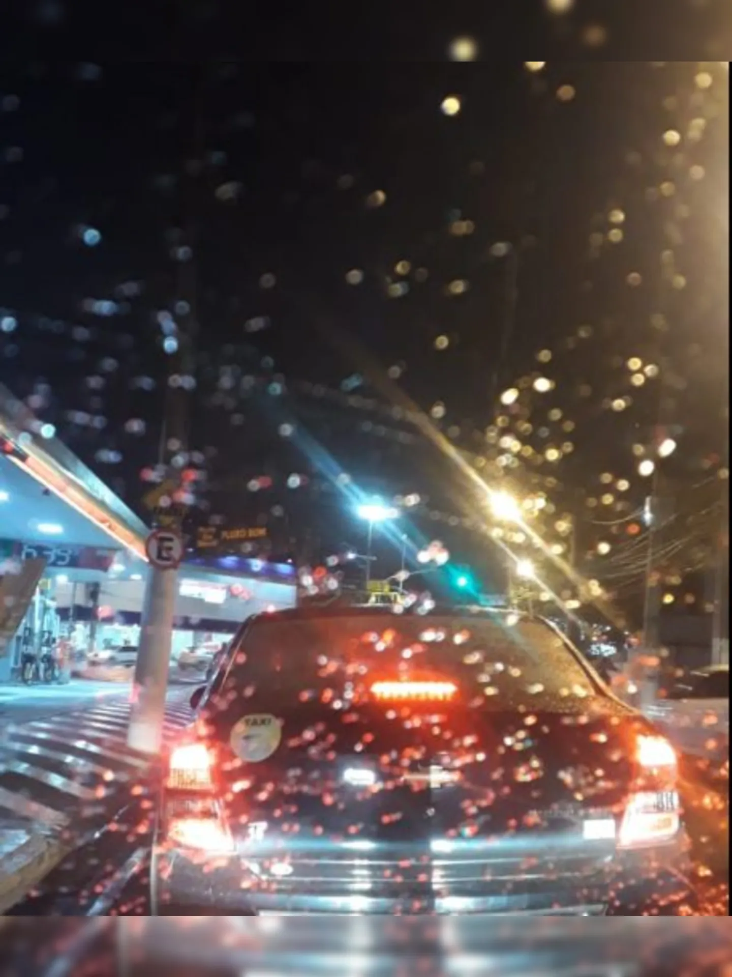 Imagem ilustrativa da imagem Volta para casa com chuva e trânsito intenso em Niterói
