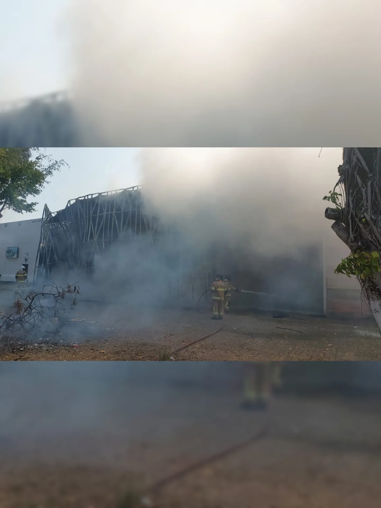 Imagem ilustrativa da imagem Incêndio atinge antigo galpão da Rio Decor e assusta moradores em Niterói