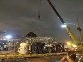 Imagem ilustrativa da imagem Caminhão tanque derruba passarela e é atingido por metrô no Rio