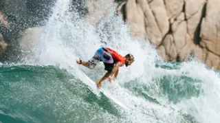 Imagem ilustrativa da imagem Duelo de gigantes: Ítalo Ferreira elimina Kelly Slater e vai às quartas