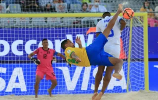 Imagem ilustrativa da imagem Na marra, Brasil vira sobre El Salvador e vence a primeira no beach soccer