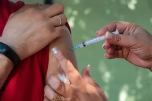 Imagem ilustrativa da imagem Vacinação contra gripe deve ser retomada nesta sexta no Rio