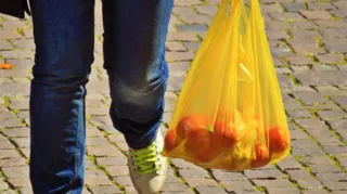 Imagem ilustrativa da imagem Lei que proíbe venda de sacolas descartáveis é aprovada em São Gonçalo