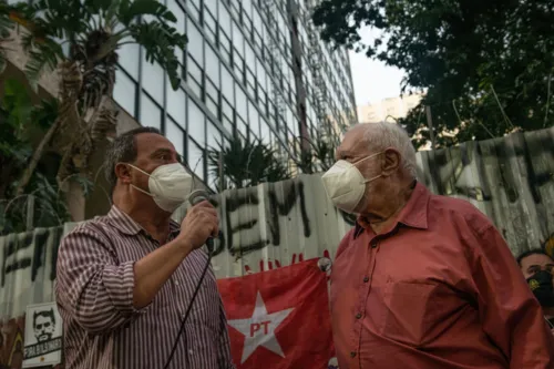 Imagem ilustrativa da imagem Ato contra venda de prédio no Rio mobiliza deputados
