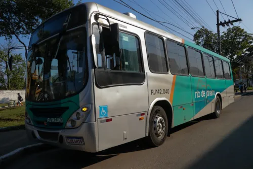 Imagem ilustrativa da imagem Preso após tentar assaltar ônibus com arma de brinquedo em SG