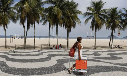 Rio de Janeiro - Praticantes de atividades esportivas coletivas e individuais aproveitam retirada de restrições contra a pandemia da covid-19 na praia de Copacabana. Continua proibida a permanência de pessoas na areia.  (Fernando Frazão/Agência Brasil)