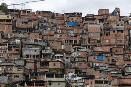 Imagem ilustrativa da imagem Tarde de tiros, apreensões e mulher baleada no Morro do Estado