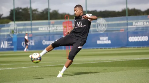 Imagem ilustrativa da imagem Mbappé sinaliza com saída e PSG prepara reposição com 'ataque dos sonhos'