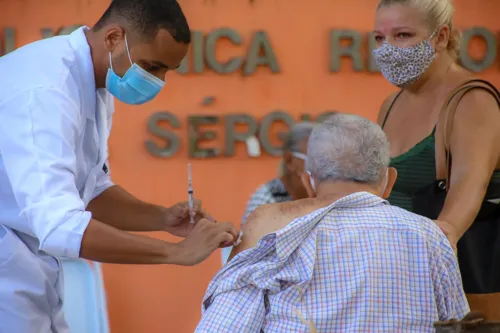 Imagem ilustrativa da imagem Niterói inicia aplicação da terceira dose em idosos nesta sexta-feira