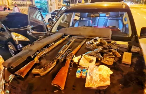 Imagem ilustrativa da imagem Delegado aposentado preso com arsenal de armas em Niterói