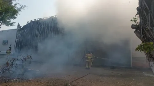 Imagem ilustrativa da imagem Incêndio atinge antigo galpão da Rio Decor e assusta moradores em Niterói