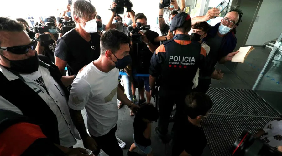 Imagem ilustrativa da imagem Vídeo enigmático, aeroporto e coletiva: Messi é do PSG