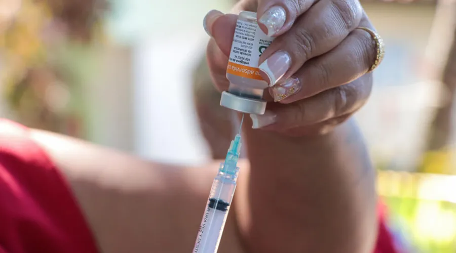 Imagem ilustrativa da imagem Covid-19: vacinação da primeira dose continua suspensa em Maricá