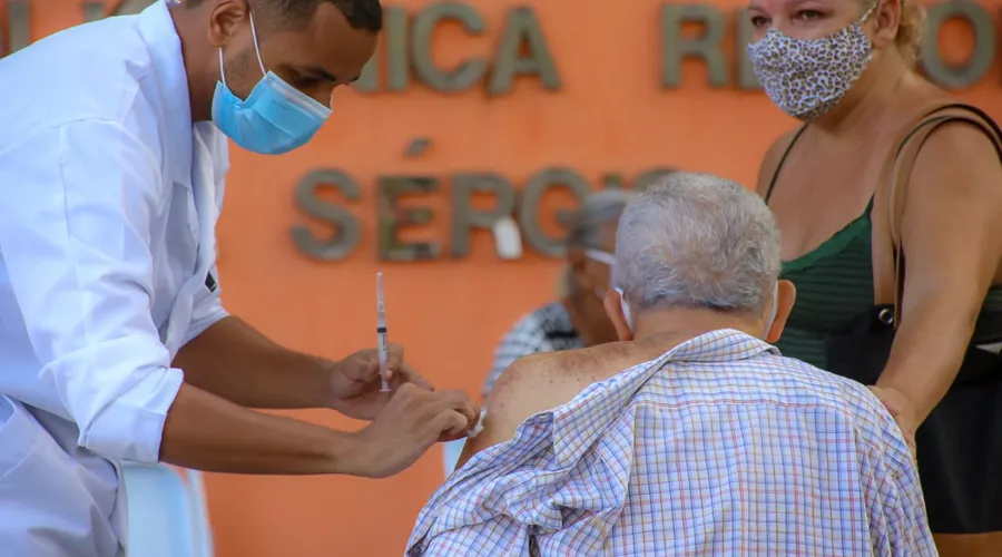 Imagem ilustrativa da imagem Niterói inicia aplicação da terceira dose em idosos nesta sexta-feira