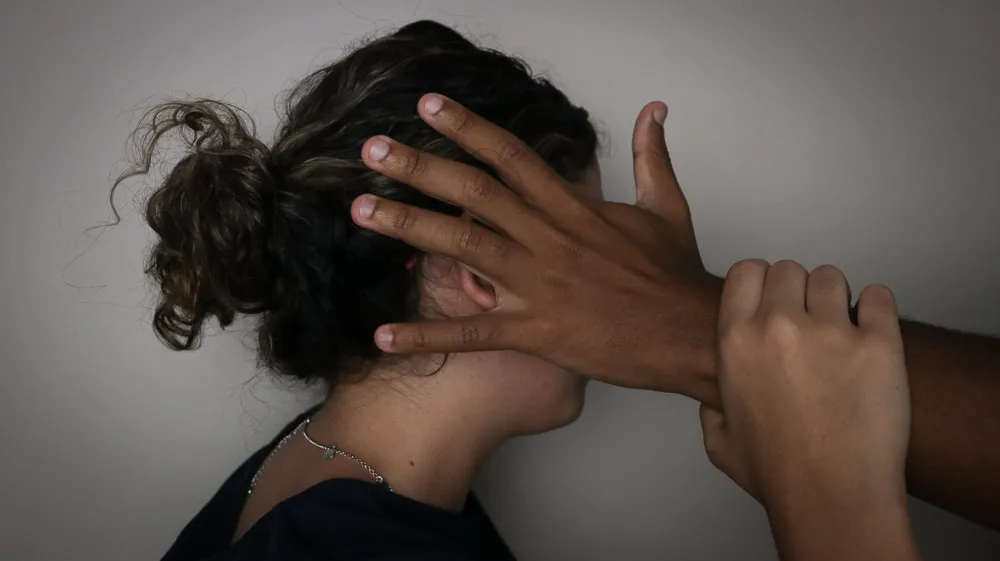 Imagem ilustrativa da imagem Mulher rebate ataque e atinge homem com panela em Maricá
