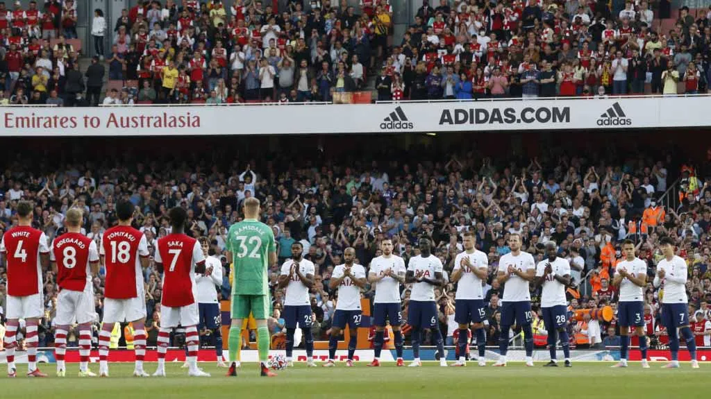 Players observe a minute's applause for Jimmy Greaves, former Tottenham and Chelsea player and England International, before the English Premier League football match between Arsenal and Tottenham Hotspur at the Emirates Stadium in London on September 26, 2021. (Photo by Ian KINGTON / IKIMAGES / AFP) / RESTRICTED TO EDITORIAL USE. No use with unauthorized audio, video, data, fixture lists, club/league logos or 'live' services. Online in-match use limited to 45 images, no video emulation. No use in betting, games or single club/league/player publications.
