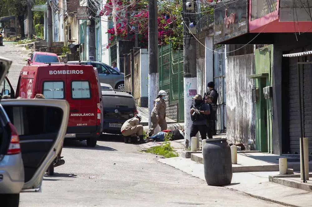 Imagem ilustrativa da imagem ‘Vítimas de tiros foram atingidas por traficantes’, diz polícia