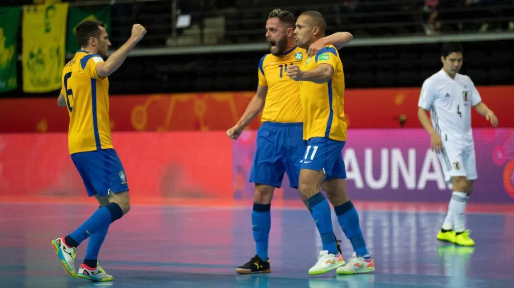 Imagem ilustrativa da imagem Brasil sofre, mas elimina o Japão e vai às quartas da Copa do Mundo de Futsal
