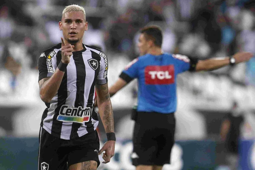 Imagem ilustrativa da imagem Com volta da torcida e estreia de Rafael, Botafogo vence e assume vice-liderança