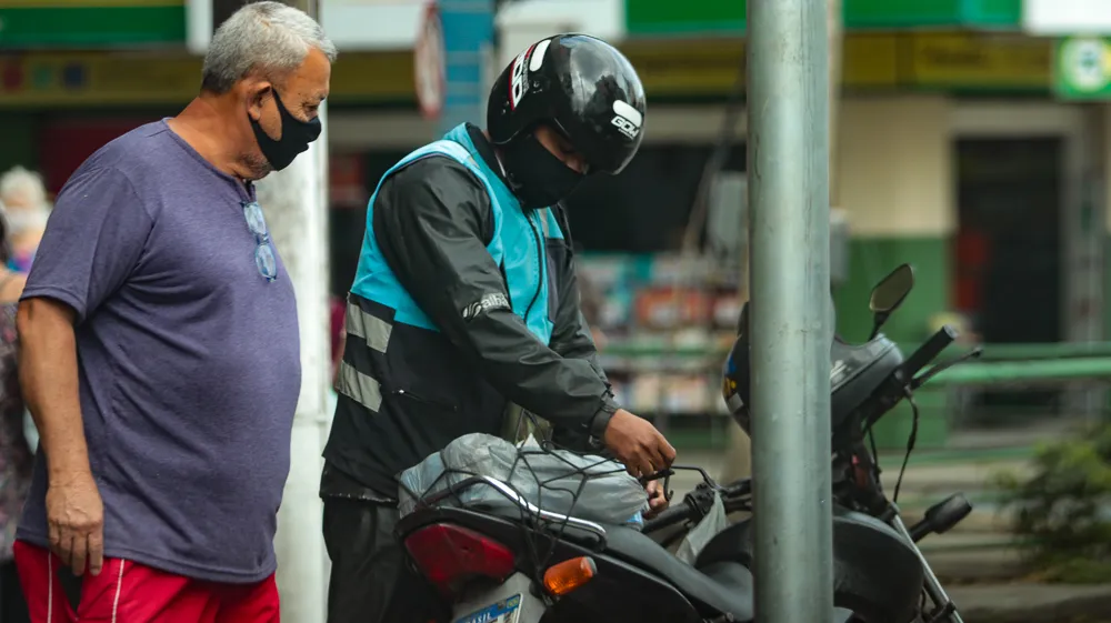 Imagem ilustrativa da imagem Motoboys e mototaxistas sofrem com valor dos combustíveis