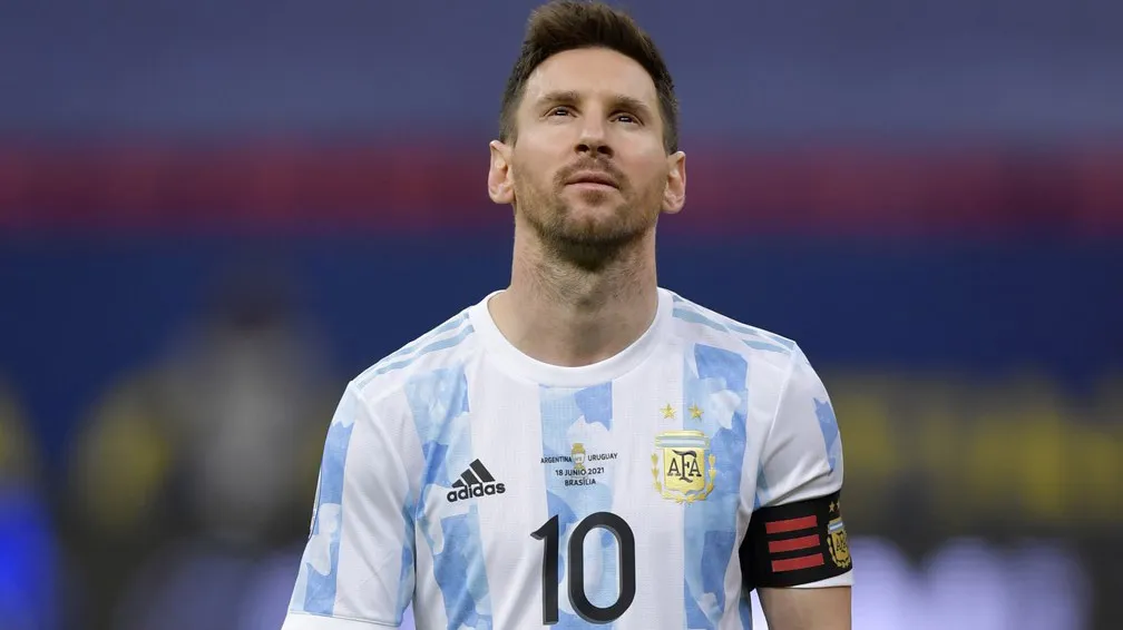Imagem ilustrativa da imagem Rei Pelé parabeniza argentino Lionel Messi por quebrar seu recorde