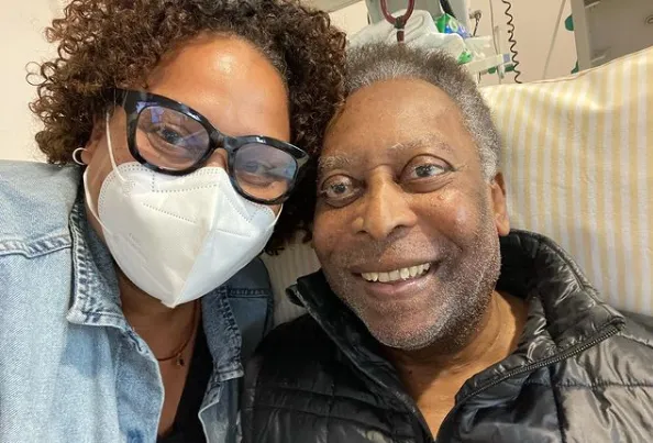 Imagem ilustrativa da imagem Filha de Pelé posta foto com o Rei: 'recuperando bem e dentro do normal'