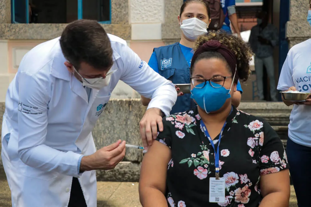 Imagem ilustrativa da imagem Profissionais da educação do Rio recebem 2ª dose da vacina contra Covid-19