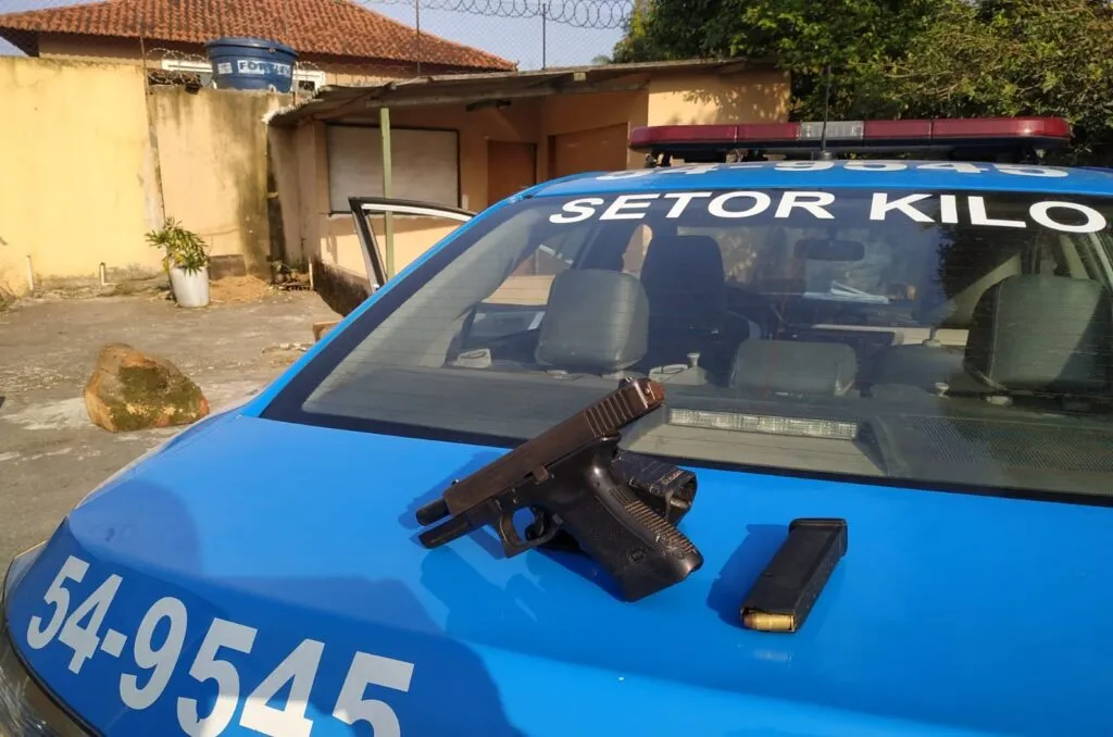 Imagem ilustrativa da imagem Homem esquece arma após invadir casa em Niterói